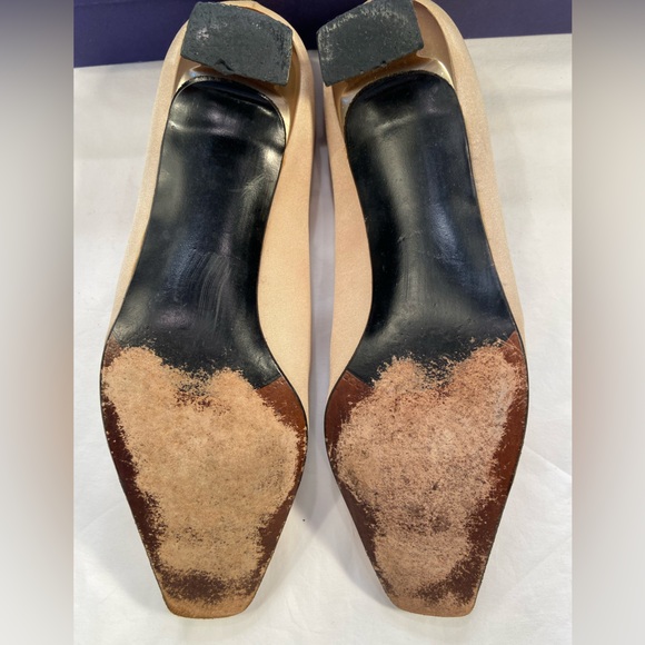 Stuart Weitzman Classic Pumps, Little Bow, Taupe Crepe,‎ patent heel, size 10 - Picture 7 of 10